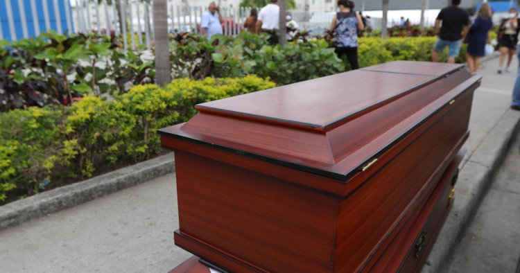 Ecuadoran woman who knocked on coffin during her own wake has died