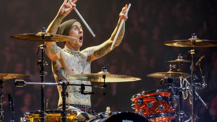 See Travis Barker Find Out That Kourtney Kardashian Is Pregnant During Blink-182 Show