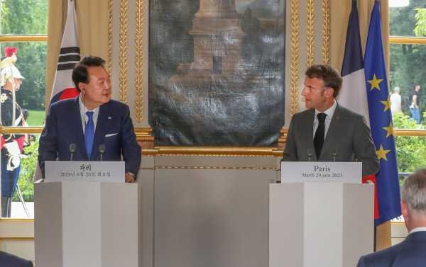 Yoon, Macron Hold Summit at Élysée Palace