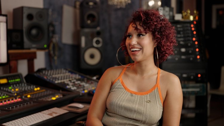 Thunder, Napkin Scribbles, and Key Changes: How Raye Made ‘Escapism’ a Smash Hit