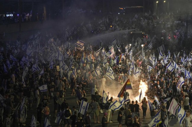 Thousands of Israelis cripple Tel Aviv highway to support police chief ousted by Netanyahu ally