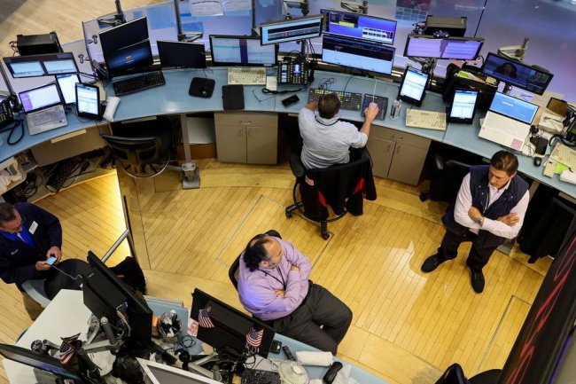 Major Stock Indexes Rise Despite Tech Declines