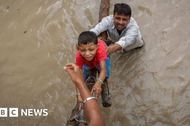 [World] Delhi floods: Key roads under water as Yamuna river swells
