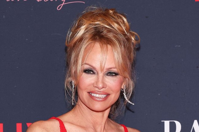 Channel Pamela Anderson’s Perfect Pout With This Lip Pencil