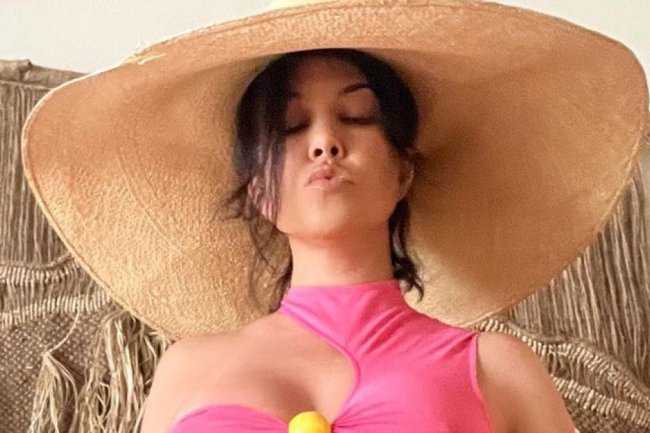 Pregnant Kourtney Bares Baby Bump in Pink Bikini During Hawaii Getaway