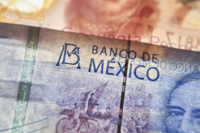 Mexico’s Peso Surges to Strongest Level Since 2015