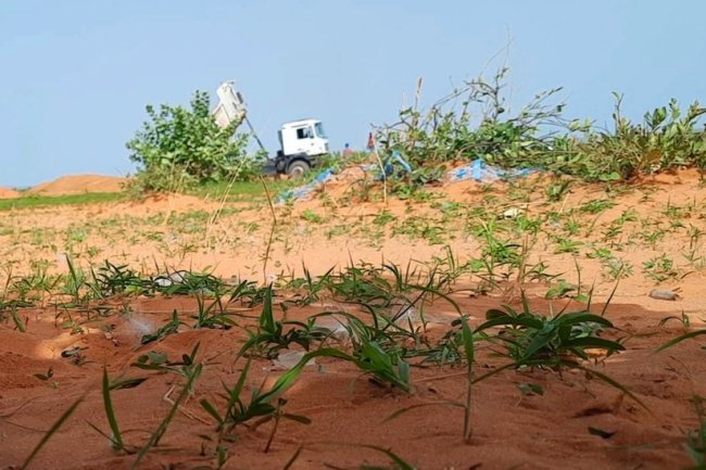 Sudan conflict: 'I saw bodies dumped in Darfur mass grave'