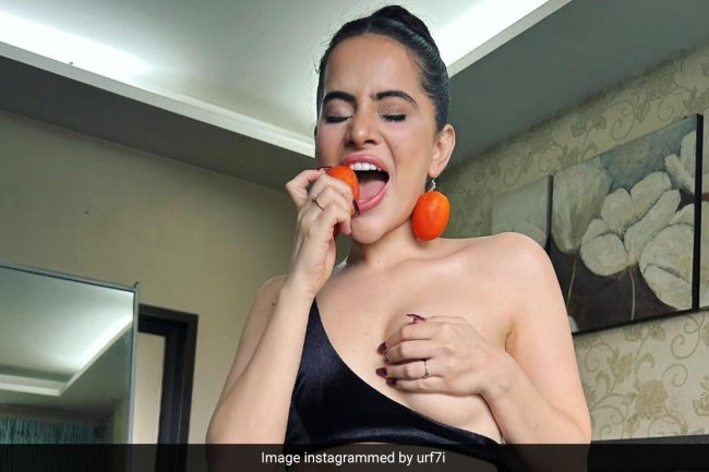 Just Uorfi Javed Wearing Tomatoes As Accessories Because They "Are The New Gold"