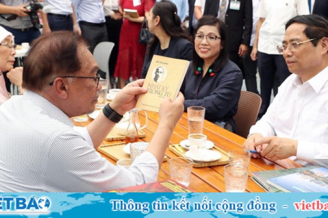 Thủ tướng Phạm Minh Chính cùng thủ tướng Malaysia dạo phố sách, uống cà phê