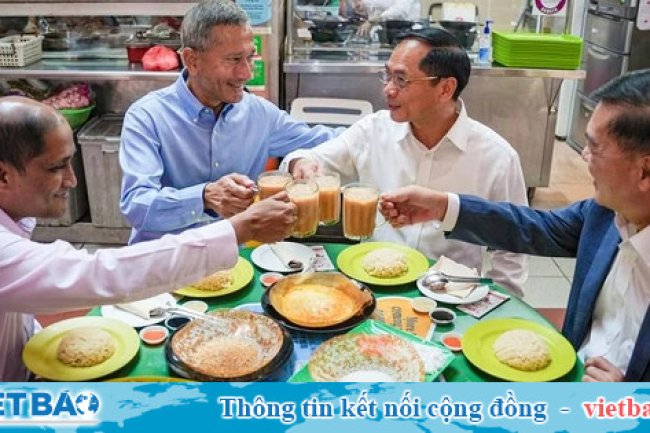 Bộ trưởng Ngoại giao Việt Nam được đãi món gì tại chợ ẩm thực ở Singapore?