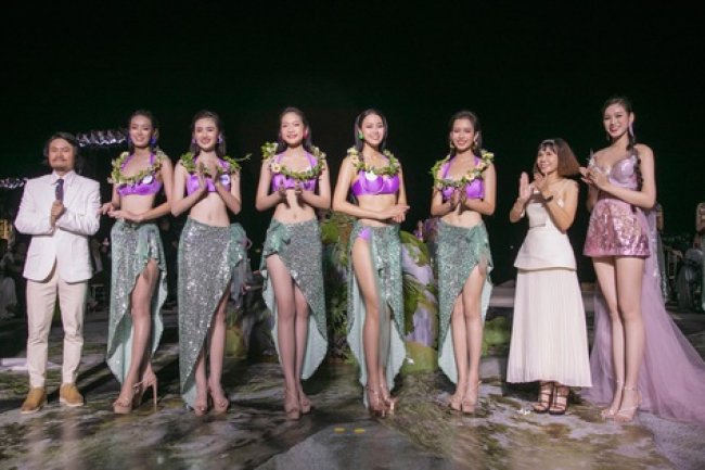 Đại diện công ty RV-OPV trao giải thưởng cho Top 5 để cử Người đẹp biển Miss World Vietnam 2023