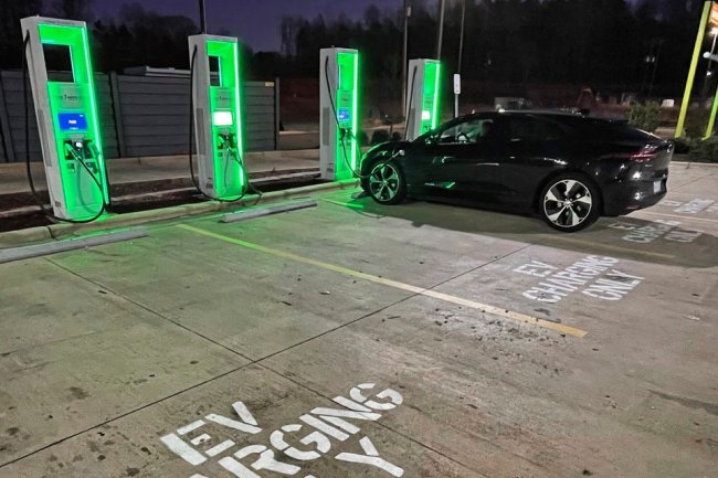 Automakers Plan Thousands of EV Chargers in $1 Billion U.S. Push