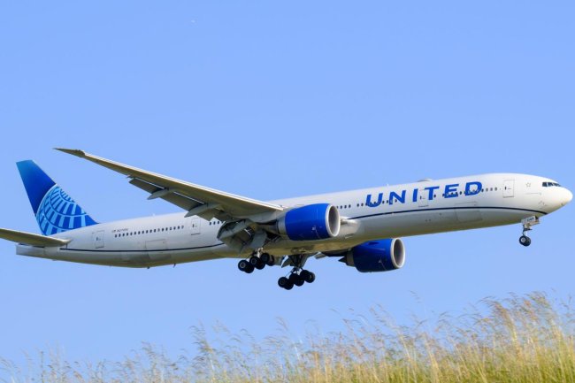 An intoxicated United Airlines pilot, who turned up for a transatlantic flight 'staggering' and with 'glassy' eyes, was given a 6-month suspended pris...