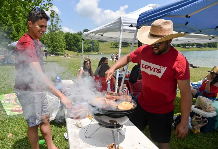 4 Tips To Stay Healthy At 4th Of July Cookouts, From An Infectious Diseases Expert
