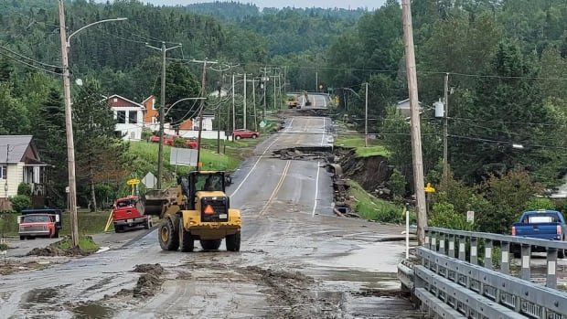 2 missing, hundreds evacuated after landslide in Rivière-Éternité, Que.