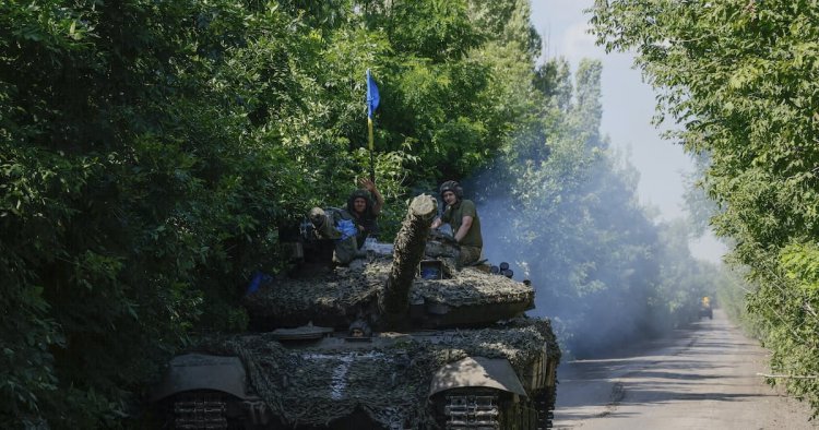 ウクライナ東部砲撃で爆発、軍倉庫か 市民死傷とロシア