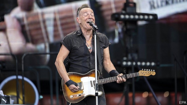 Bruce Springsteen turns back the clock—and stops it