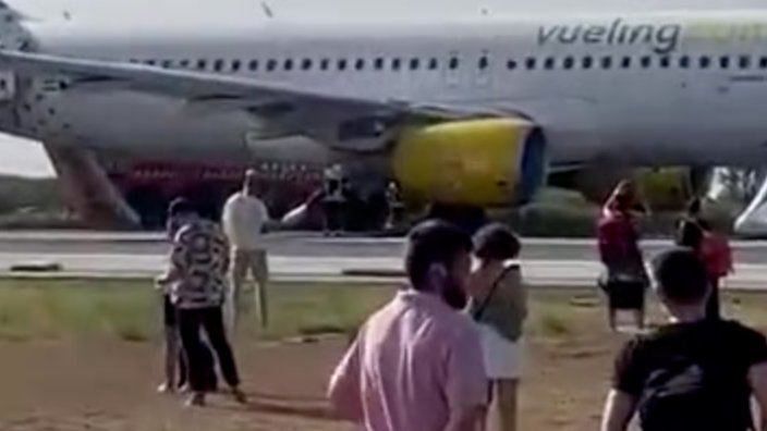 巴塞罗那机场一航班因撞鸟中断起飞