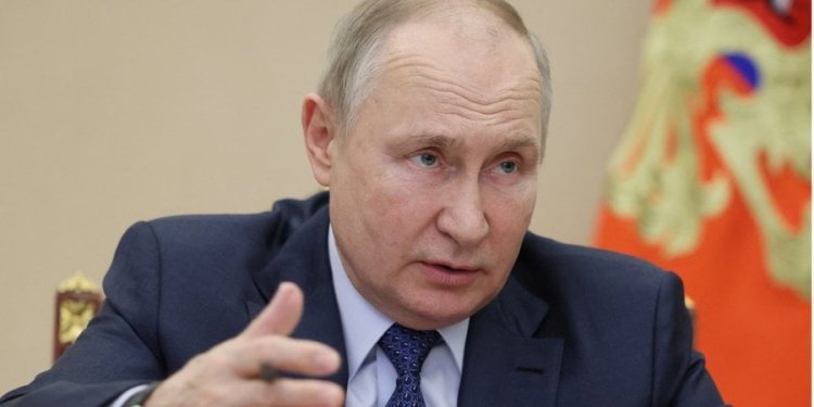 Putin issues new batch of threats and lies in response to Ukraine’s receipt of cluster munitions