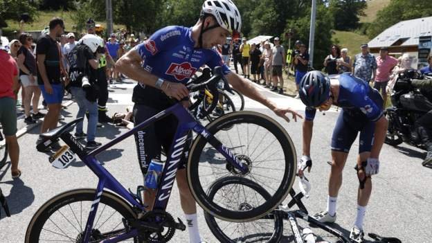 [Sport] Tour de France 2023: Fan taking selfie causes crash on stage 15