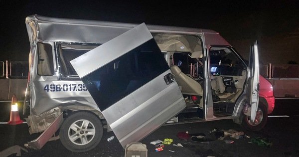 Xe giường nằm húc xe 16 chỗ trên cao tốc, nhiều người bị thương