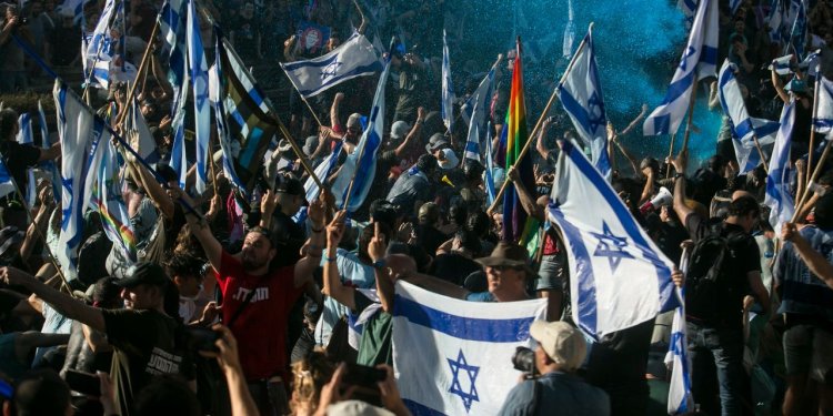 Israel in Political and Economic Tumult; Doctors Strike, Stocks Tumble