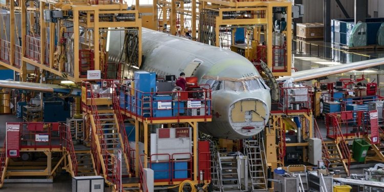 Airbus Hit With New Supply-Chain Hurdle in Race With Boeing