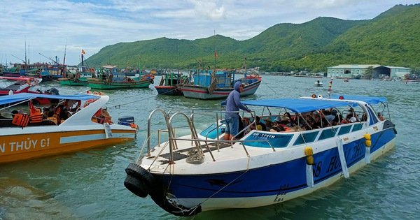Tàu du lịch và tàu cá 'không ai nhường ai' ở bến tàu du lịch Nha Trang