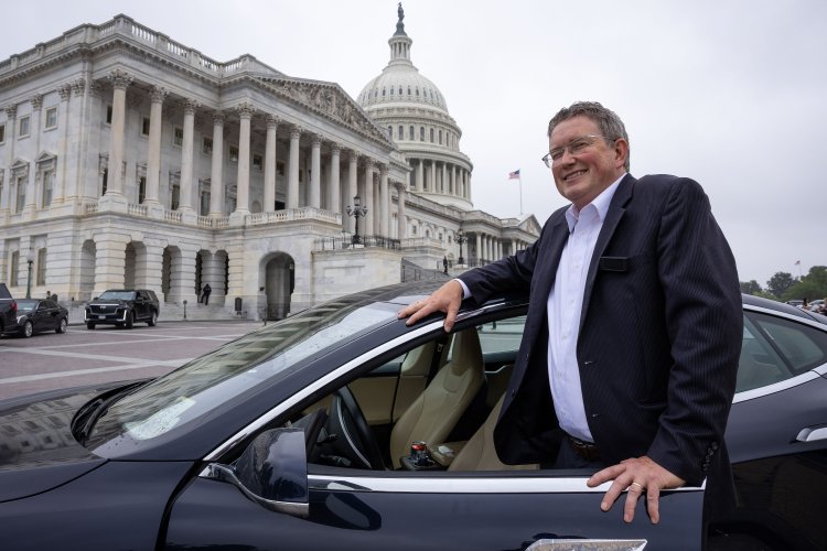 Two dozen lawmakers have electric cars. Not all are Democrats.
