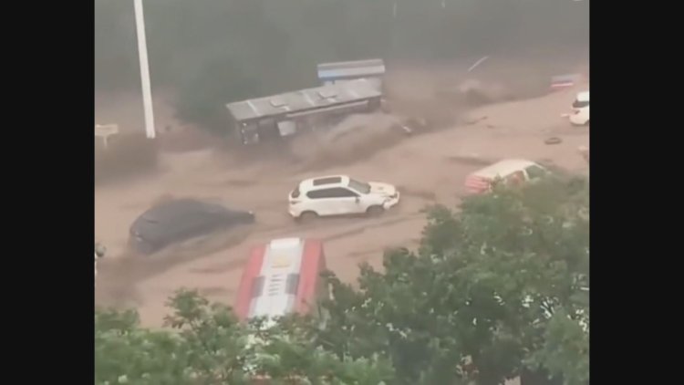 北京門頭溝山洪暴發 多輛汽車被沖走多人失蹤