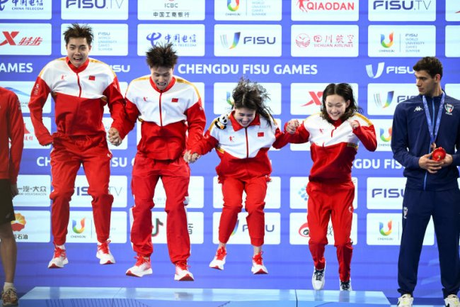 大运会中国游泳队一天拿四金，“劳模”张雨霏一个半小时连比三场