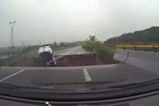 黑龙江哈牡高速因降雨发生坍塌，有车辆坠落