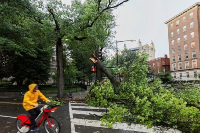 Severe storm in eastern US kills 2, leaves over a million in dark; flights disrupted