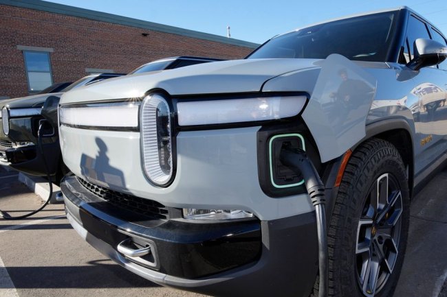 Rivian’s Loss Narrows as Production Speeds Up
