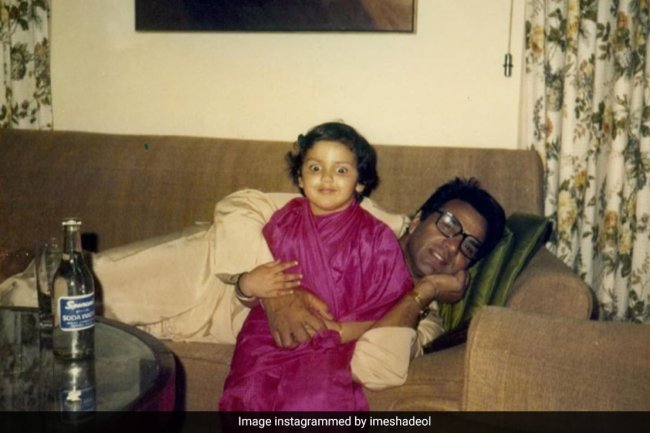 No Kidding, That's Dharmendra With Little Esha Deol In Epic '80s Throwback