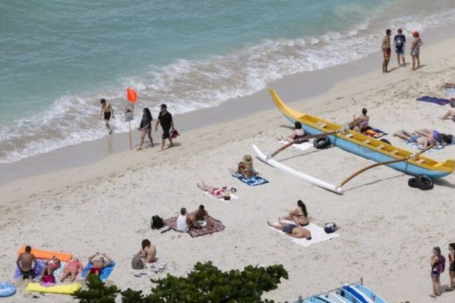 US judge rules Hawaii cannot ban guns at beaches, other public places