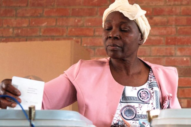 Zimbabwe election: Delays mar vote with large turnout