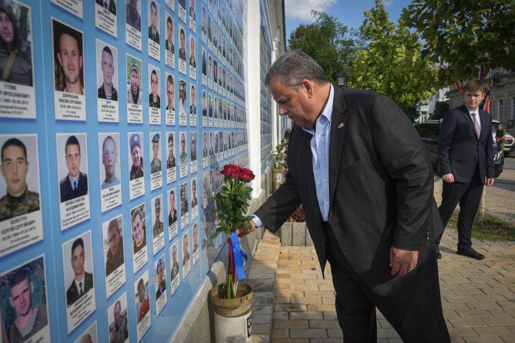 Christie visits Zelenskyy, takes shot at Trump during surprise Ukraine trip