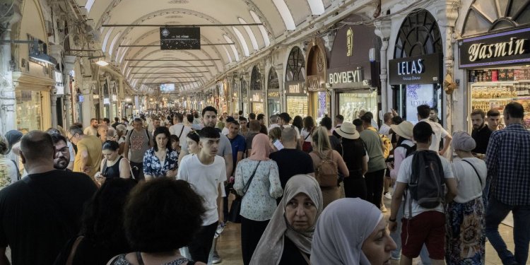 In Istanbul’s Grand Bazaar, Demand for Gold and Dollars Soars