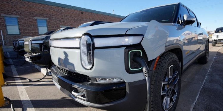 Rivian’s Loss Narrows as Production Speeds Up