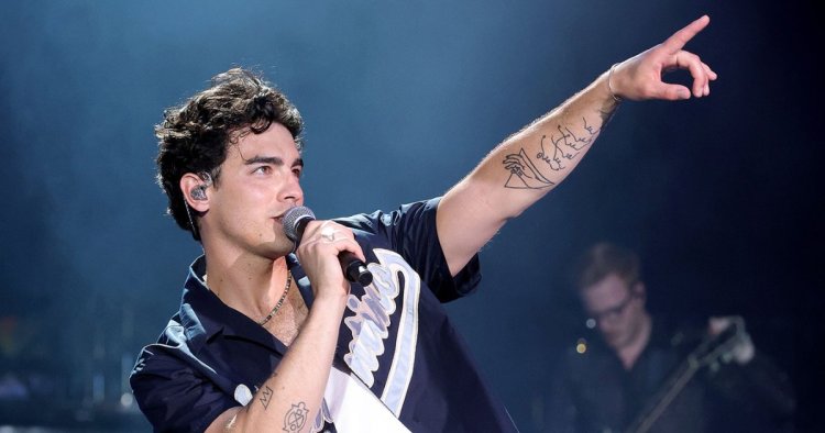 Joe Jonas Draws Fan a Custom Tattoo During Tour Performance