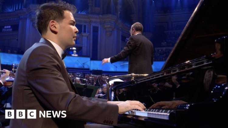 [Entertainment] Alim Beisembayev: Pianist's hands shake at last-minute Proms debut