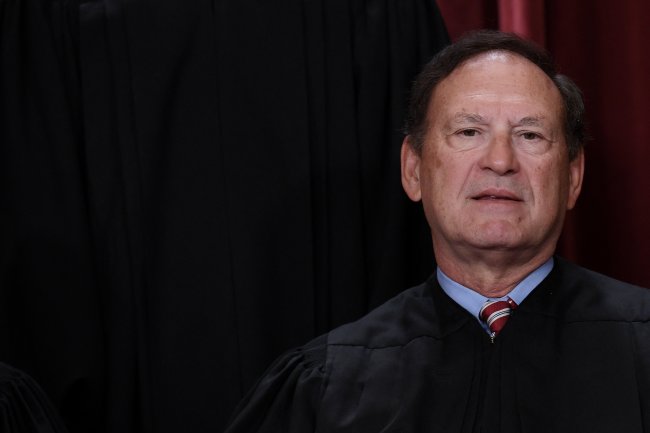 Alito pauses order banning Biden officials from contacting tech platforms
