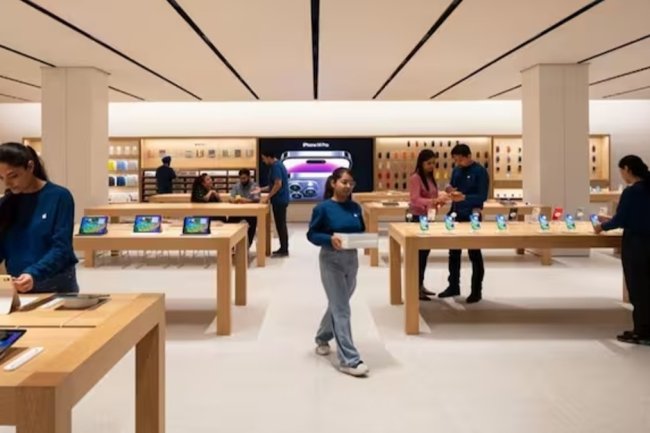 Apple store employees are said to be earning Rs 2,490 per hour, lower than previous year