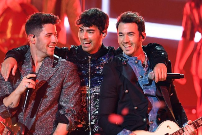 Joe Jonas’ Inner Circle: Jonas Brothers and More Celeb Pals