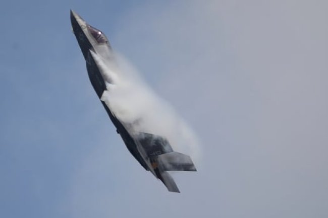 U.S. fighter jet flew 100 km unpiloted, pilot tried to explain to perplexed 911 operator