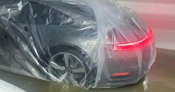 Bật cười với ‘kỹ thuật độc lạ’ bảo vệ ô tô mùa mưa bão