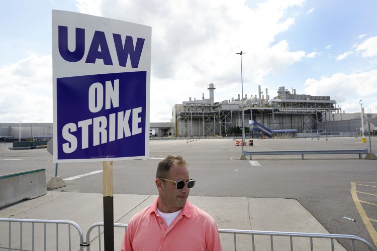 How Elon Musk could win the UAW strike