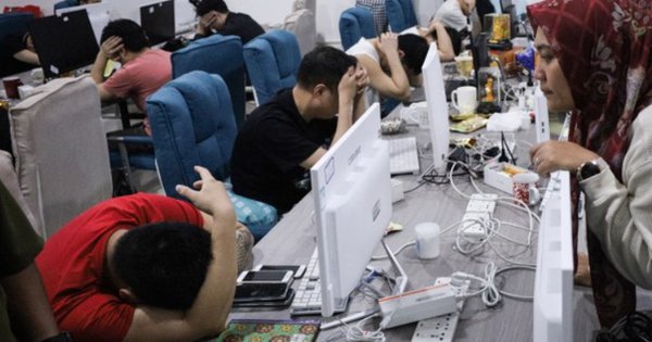Indonesia trục xuất 153 người Trung Quốc trong đường dây lừa tình, tiền qua mạng