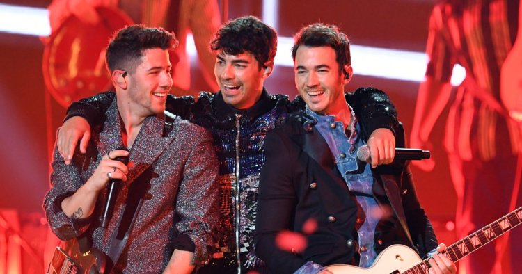 Joe Jonas’ Inner Circle: Jonas Brothers and More Celeb Pals